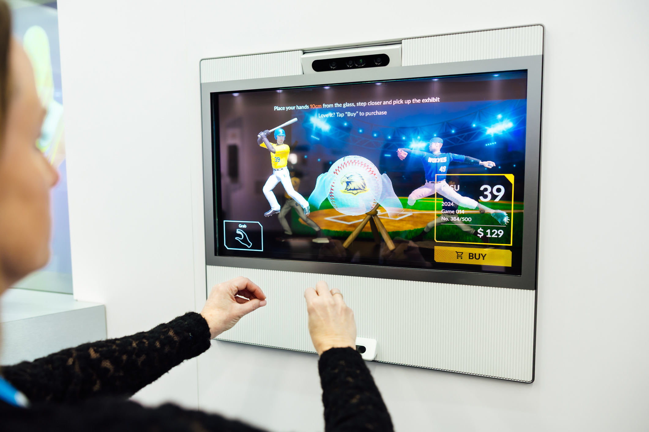 ����30��Interactive AR Box��͸��3D������Ʒ��������Ϣ�����������������Ƹ�Ӧ�������컥�������ø߶���������Ʒչʾ�������߿ɸ�����ת���Ŵ���Ʒϸ�ڣ�����Ӵ�ʵƷҲ�ܸ��ܽӽ�ʵ���ϸ��̽����