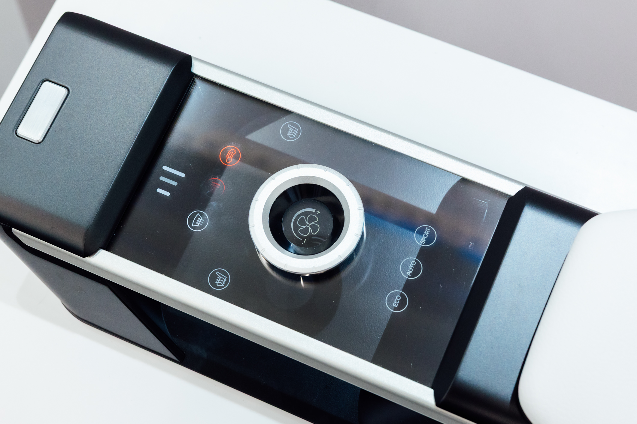 �Լ�����ƴ����CrystalSense Console��Ϊ�����������������ͻ�ƣ������������ڼ�Լ������У�����������ʽ��ť���䲣������������������������ڲ���ʱ�����ֹ���ѡ�����ṩֱ���ҿ��Զ���Ļ������顣